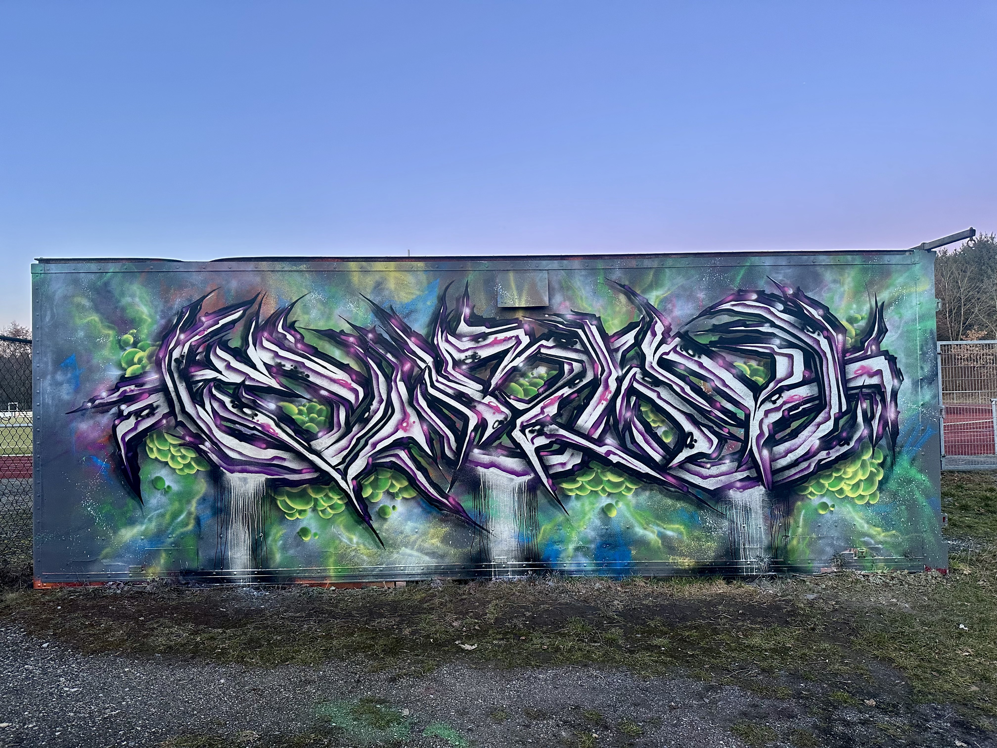Graffiti-Künstler von WÜ/KULT bei der Arbeit an einem Mural